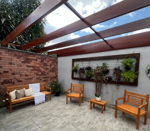 Banco rústico em pátio com jardim