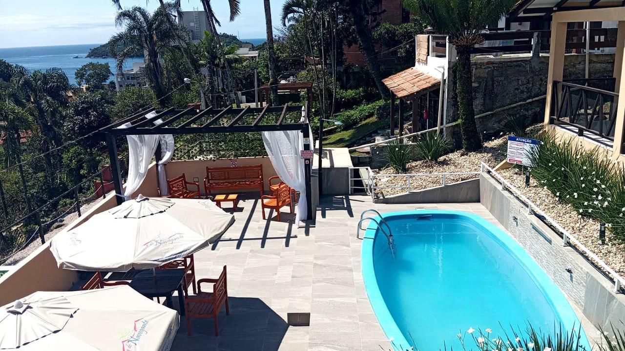 Bancos rústicos em área de piscina