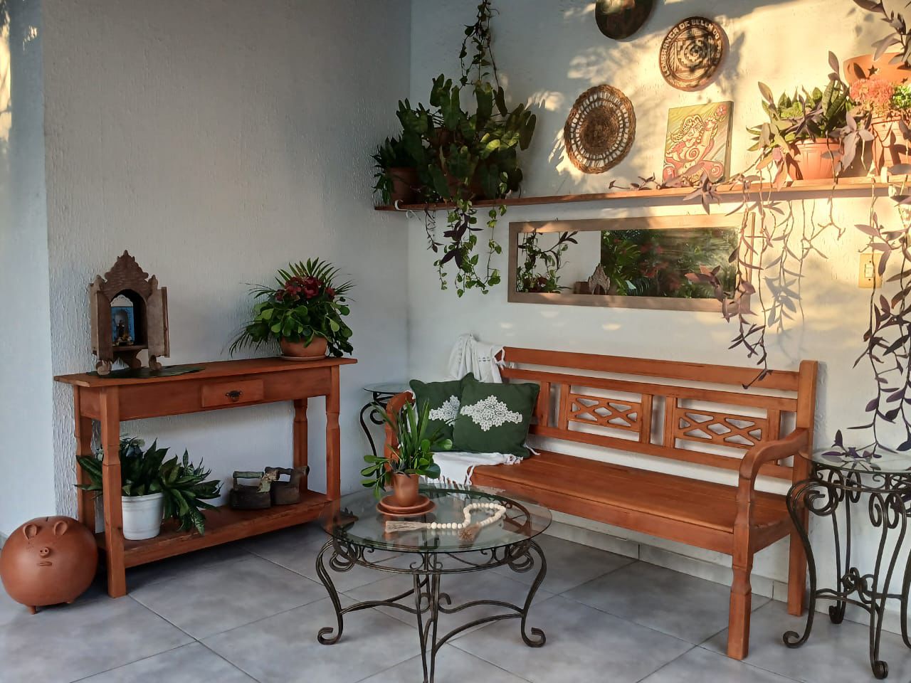 Banco rústico com almofadas em ambiente decorado