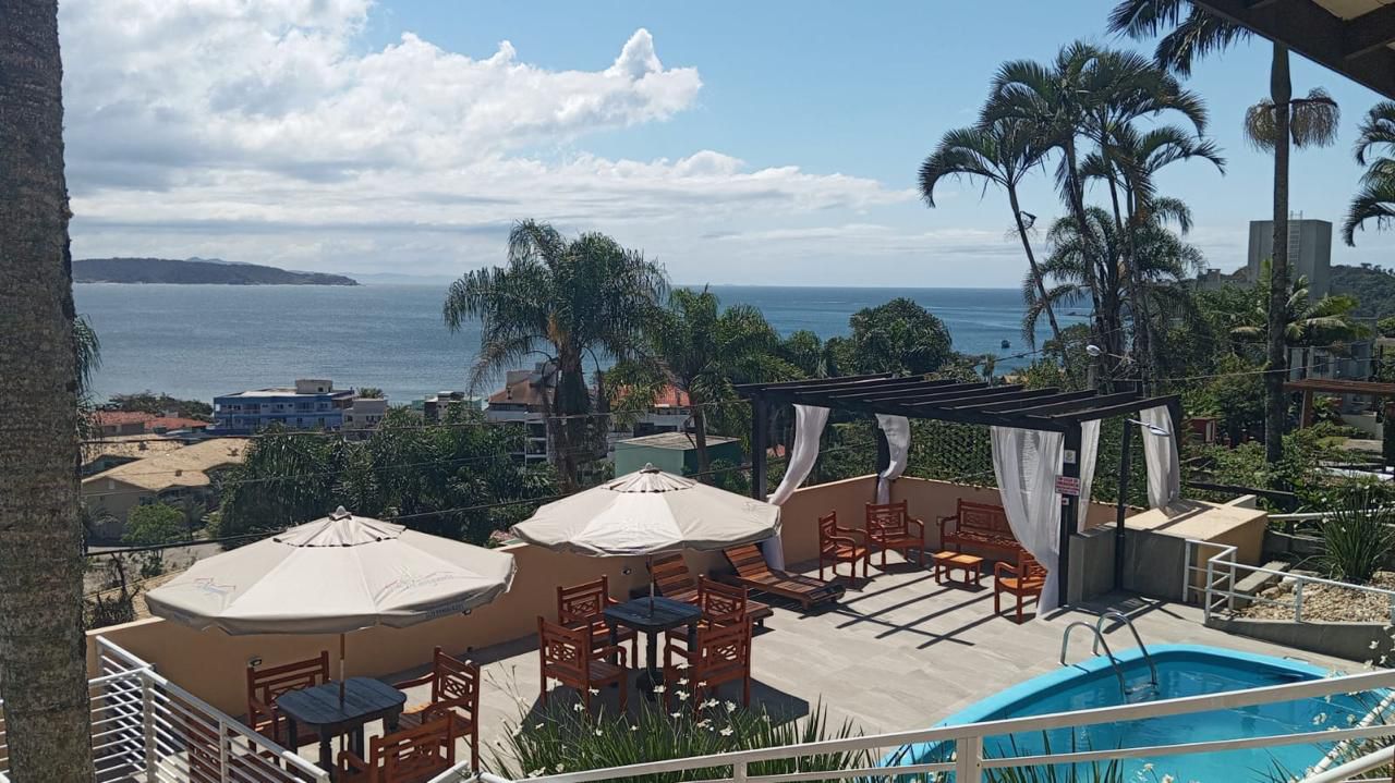 Bancos rústicos em terraço com vista
