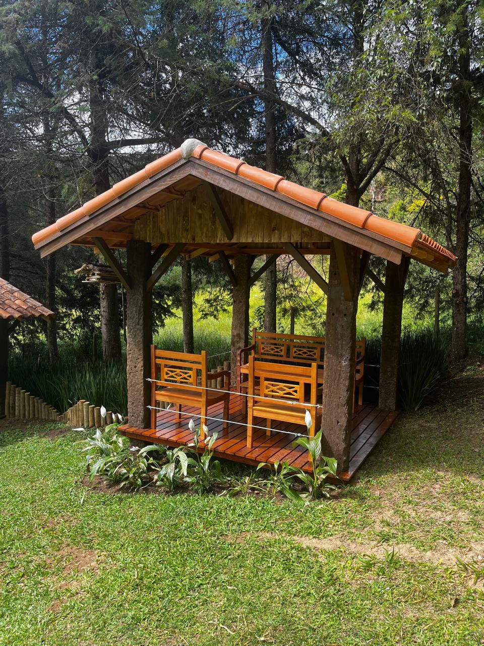 Bancos rústicos em quiosque de madeira