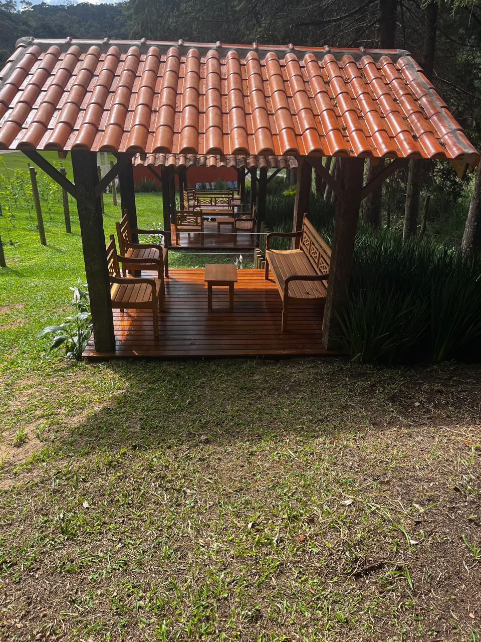 Bancos rústicos em gazebo