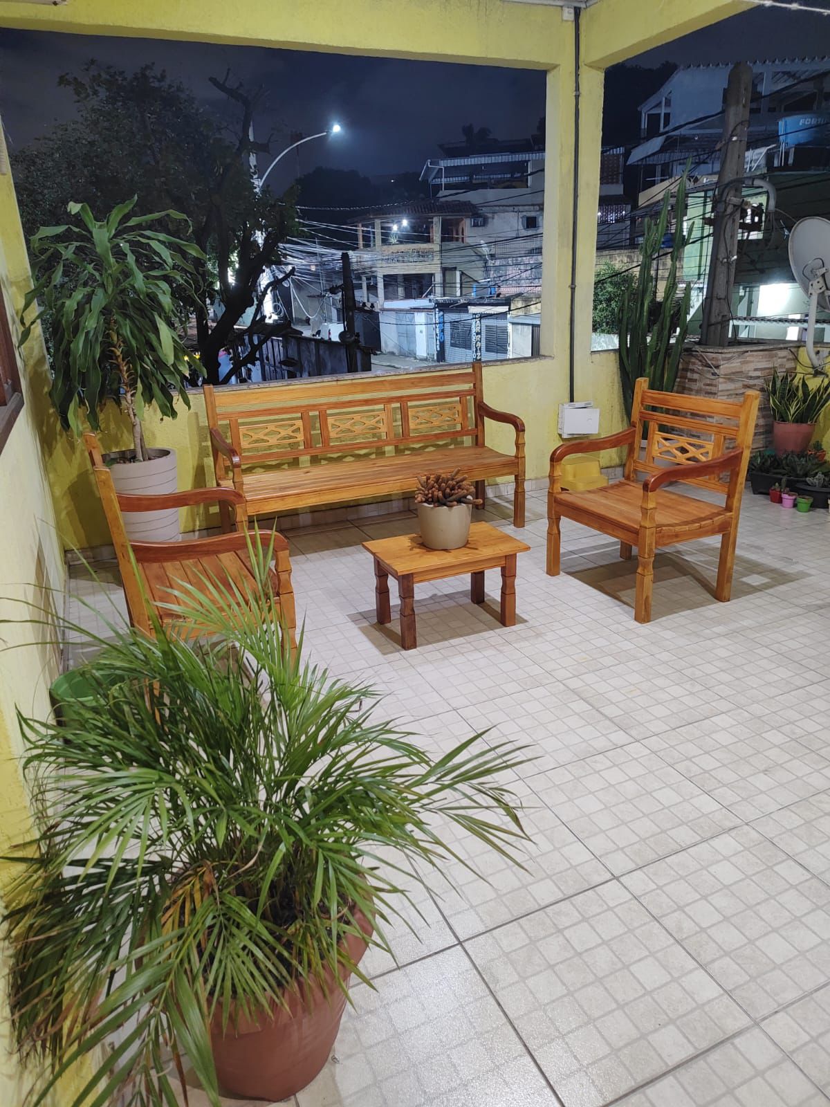 Bancos rústicos em varanda com vista
