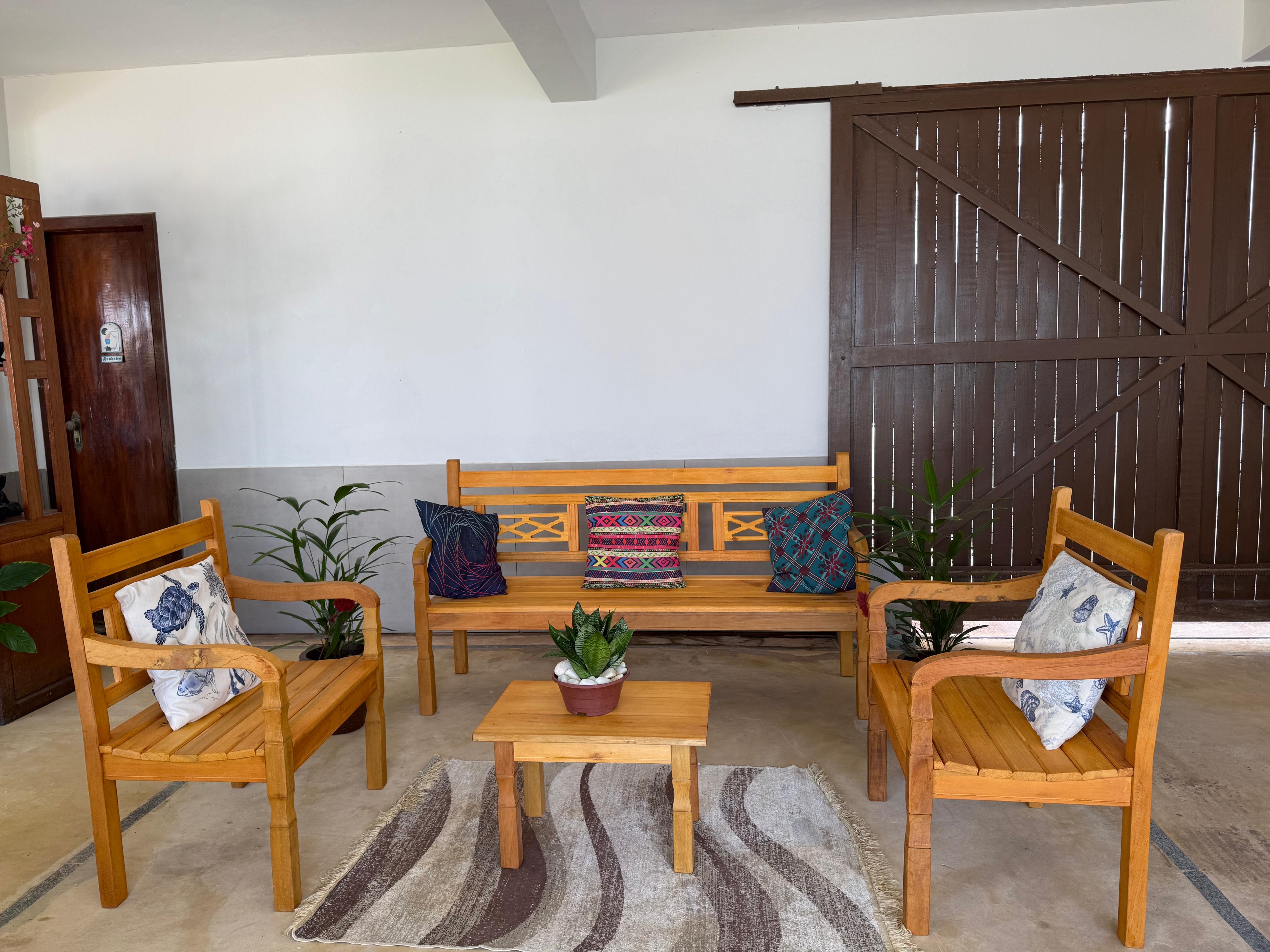 Conjunto de bancos rústicos com almofadas